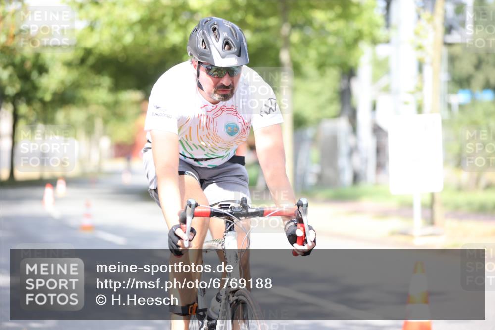 11.08.2024 - GEWOBA Citytriathlon Bremen H.Heesch http://msf.ph/oto/6769188 11.08.2024 10:42:21 Radfahren 22, 74, 106 meine-sportfotos.de
