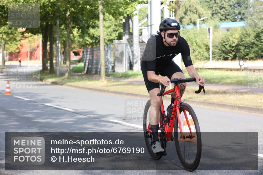 11.08.2024 - GEWOBA Citytriathlon Bremen H.Heesch http://msf.ph/oto/6769190 11.08.2024 10:25:49 Radfahren 12, 13, 54, 93, 111 meine-sportfotos.de