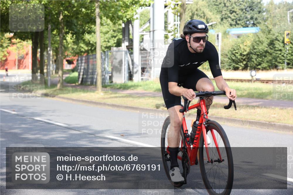 11.08.2024 - GEWOBA Citytriathlon Bremen H.Heesch http://msf.ph/oto/6769191 11.08.2024 10:25:49 Radfahren 12, 13, 54, 93, 111 meine-sportfotos.de