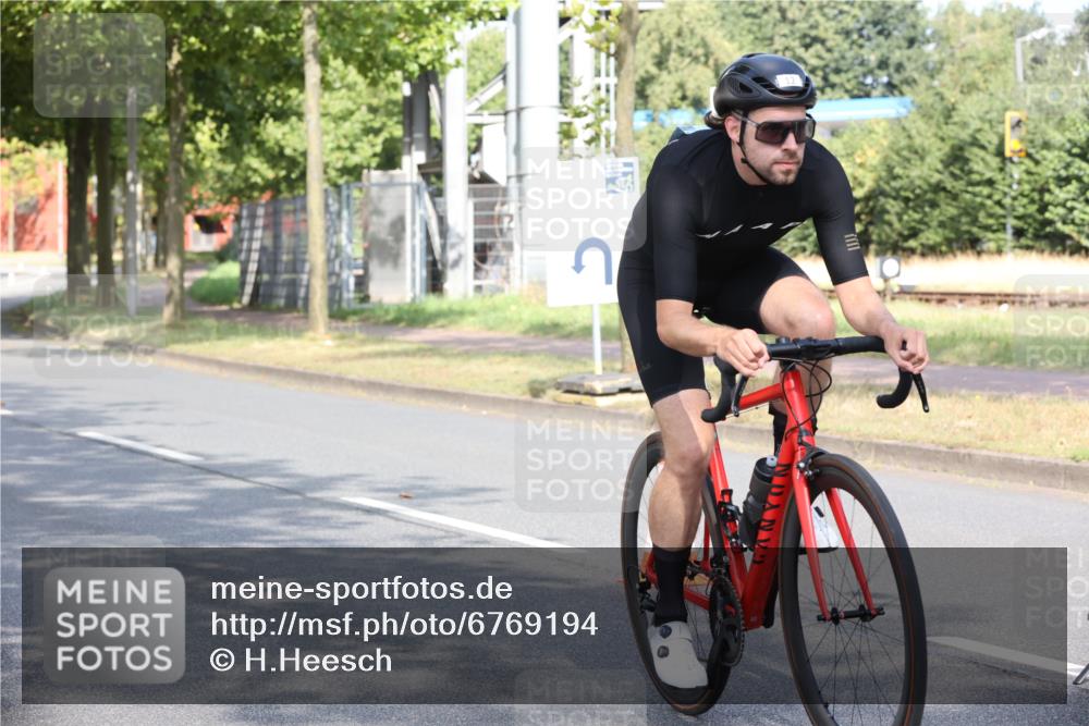 11.08.2024 - GEWOBA Citytriathlon Bremen H.Heesch http://msf.ph/oto/6769194 11.08.2024 10:25:49 Radfahren 12, 13, 54, 93, 111 meine-sportfotos.de