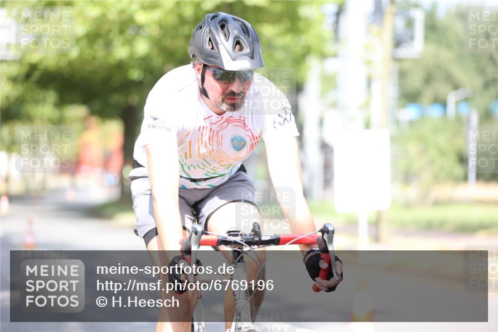 11.08.2024 - GEWOBA Citytriathlon Bremen H.Heesch http://msf.ph/oto/6769196 11.08.2024 10:42:21 Radfahren 22, 74, 106 meine-sportfotos.de