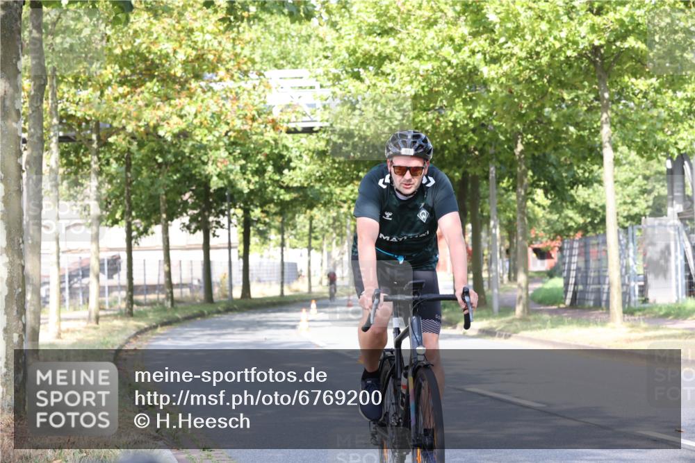 11.08.2024 - GEWOBA Citytriathlon Bremen H.Heesch http://msf.ph/oto/6769200 11.08.2024 10:25:54 Radfahren 12, 13, 36, 54, 93 meine-sportfotos.de