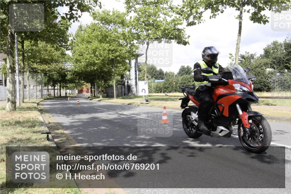 11.08.2024 - GEWOBA Citytriathlon Bremen H.Heesch http://msf.ph/oto/6769201 11.08.2024 11:32:55 Radfahren 800 meine-sportfotos.de