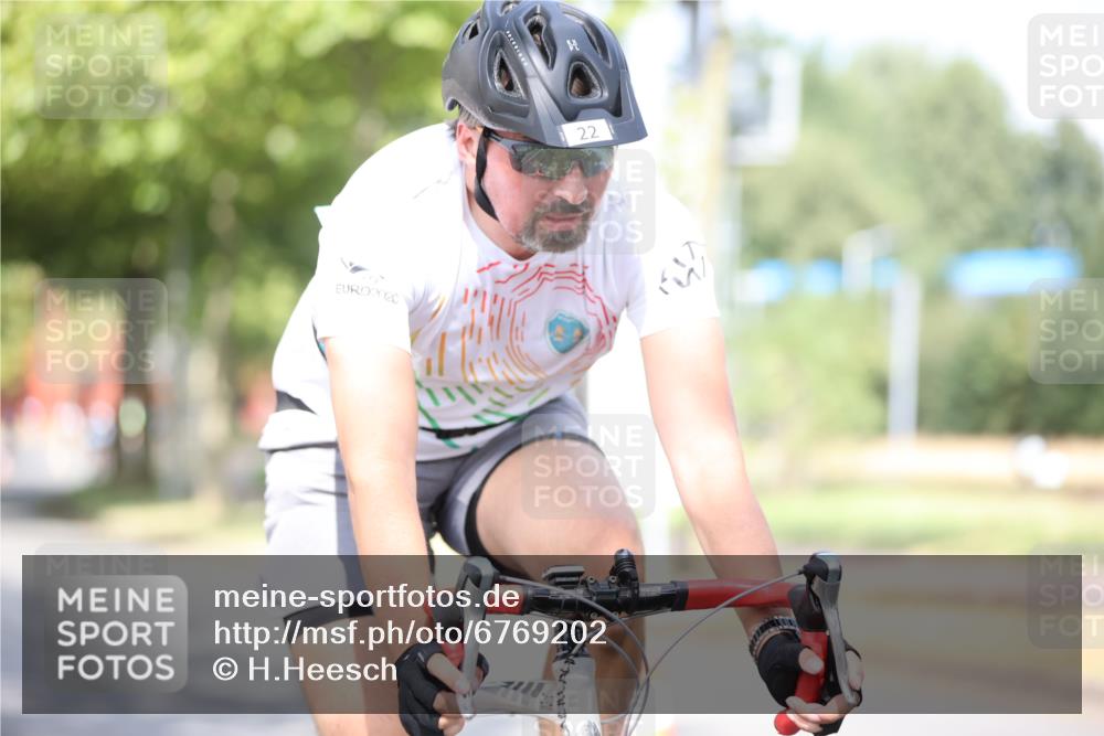 11.08.2024 - GEWOBA Citytriathlon Bremen H.Heesch http://msf.ph/oto/6769202 11.08.2024 10:42:21 Radfahren 22, 74, 106 meine-sportfotos.de