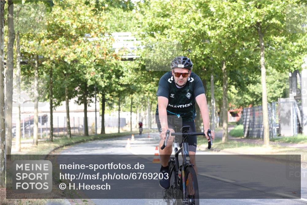 11.08.2024 - GEWOBA Citytriathlon Bremen H.Heesch http://msf.ph/oto/6769203 11.08.2024 10:25:54 Radfahren 12, 13, 36, 54, 93 meine-sportfotos.de