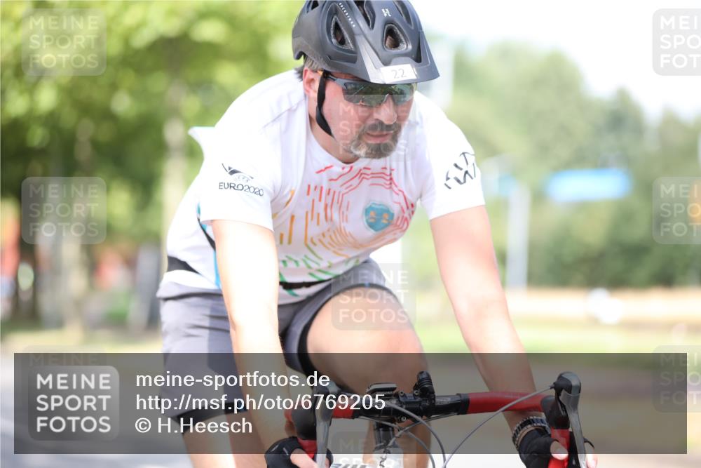 11.08.2024 - GEWOBA Citytriathlon Bremen H.Heesch http://msf.ph/oto/6769205 11.08.2024 10:42:21 Radfahren 22, 74, 106 meine-sportfotos.de