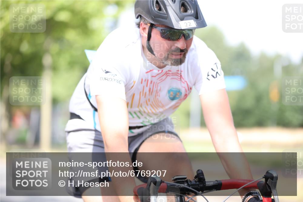 11.08.2024 - GEWOBA Citytriathlon Bremen H.Heesch http://msf.ph/oto/6769207 11.08.2024 10:42:21 Radfahren 22, 74, 106 meine-sportfotos.de