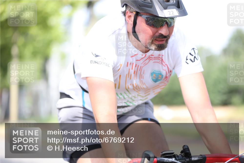 11.08.2024 - GEWOBA Citytriathlon Bremen H.Heesch http://msf.ph/oto/6769212 11.08.2024 10:42:21 Radfahren 22, 74, 106 meine-sportfotos.de