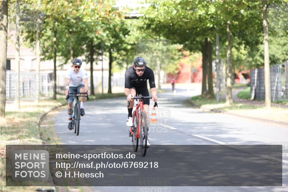 11.08.2024 - GEWOBA Citytriathlon Bremen H.Heesch http://msf.ph/oto/6769218 11.08.2024 10:42:33 Radfahren 12, 67, 68, 74, 88, 106 meine-sportfotos.de