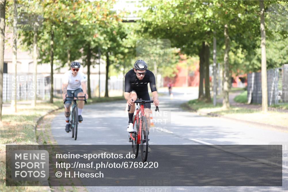 11.08.2024 - GEWOBA Citytriathlon Bremen H.Heesch http://msf.ph/oto/6769220 11.08.2024 10:42:34 Radfahren 12, 67, 68, 74, 88, 106 meine-sportfotos.de