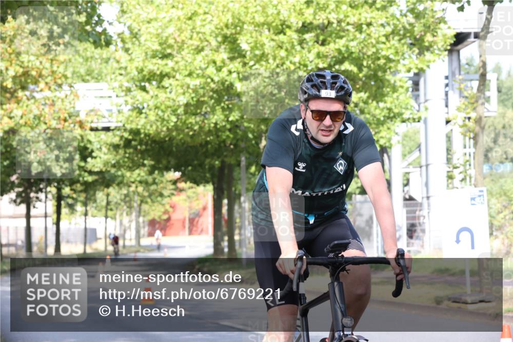11.08.2024 - GEWOBA Citytriathlon Bremen H.Heesch http://msf.ph/oto/6769221 11.08.2024 10:25:54 Radfahren 12, 13, 36, 54, 93 meine-sportfotos.de