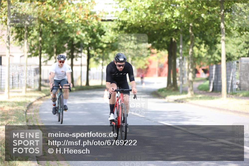11.08.2024 - GEWOBA Citytriathlon Bremen H.Heesch http://msf.ph/oto/6769222 11.08.2024 10:42:34 Radfahren 12, 67, 68, 74, 88, 106 meine-sportfotos.de