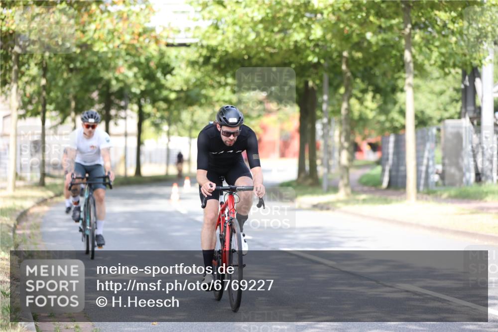 11.08.2024 - GEWOBA Citytriathlon Bremen H.Heesch http://msf.ph/oto/6769227 11.08.2024 10:42:34 Radfahren 12, 67, 68, 74, 88, 106 meine-sportfotos.de