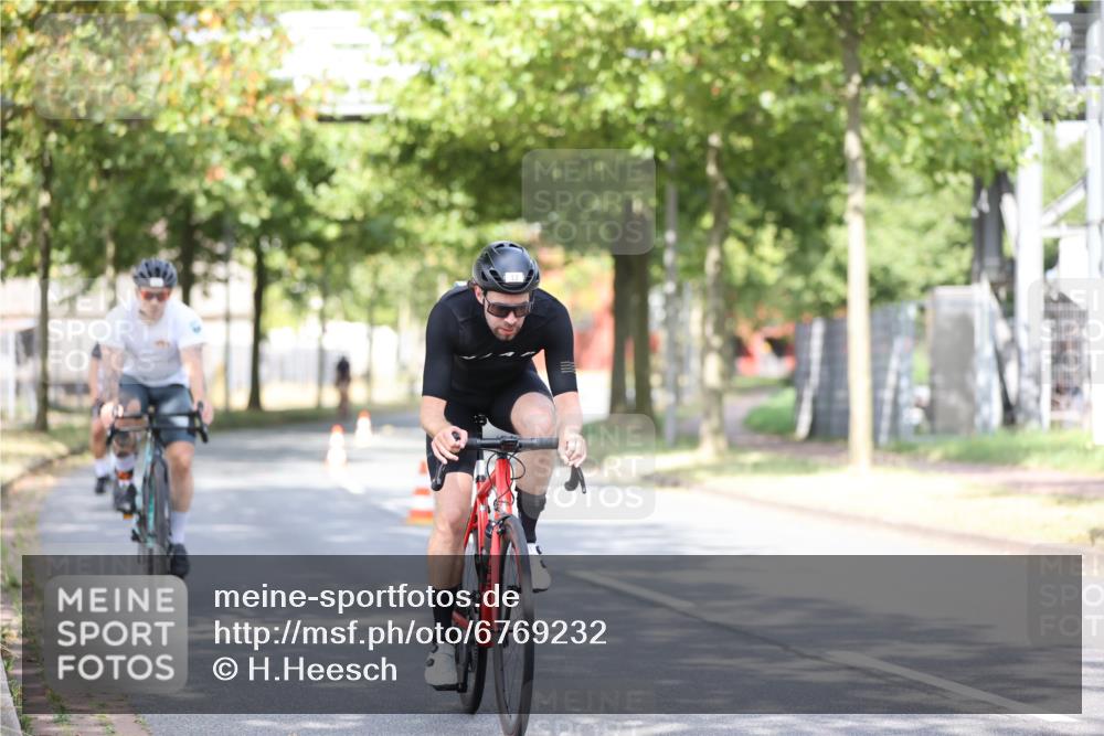 11.08.2024 - GEWOBA Citytriathlon Bremen H.Heesch http://msf.ph/oto/6769232 11.08.2024 10:42:34 Radfahren 12, 67, 68, 74, 88, 106 meine-sportfotos.de