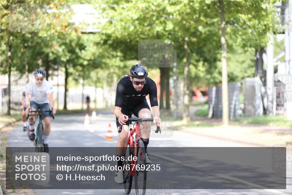 11.08.2024 - GEWOBA Citytriathlon Bremen H.Heesch http://msf.ph/oto/6769235 11.08.2024 10:42:34 Radfahren 12, 67, 68, 74, 88, 106 meine-sportfotos.de