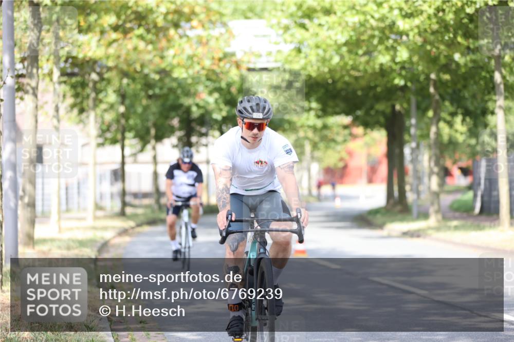 11.08.2024 - GEWOBA Citytriathlon Bremen H.Heesch http://msf.ph/oto/6769239 11.08.2024 10:42:35 Radfahren 12, 67, 68, 74, 88, 106 meine-sportfotos.de