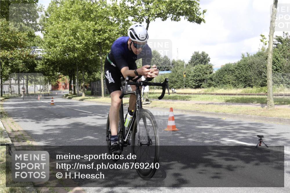 11.08.2024 - GEWOBA Citytriathlon Bremen H.Heesch http://msf.ph/oto/6769240 11.08.2024 11:36:21 Radfahren 762, 818 meine-sportfotos.de