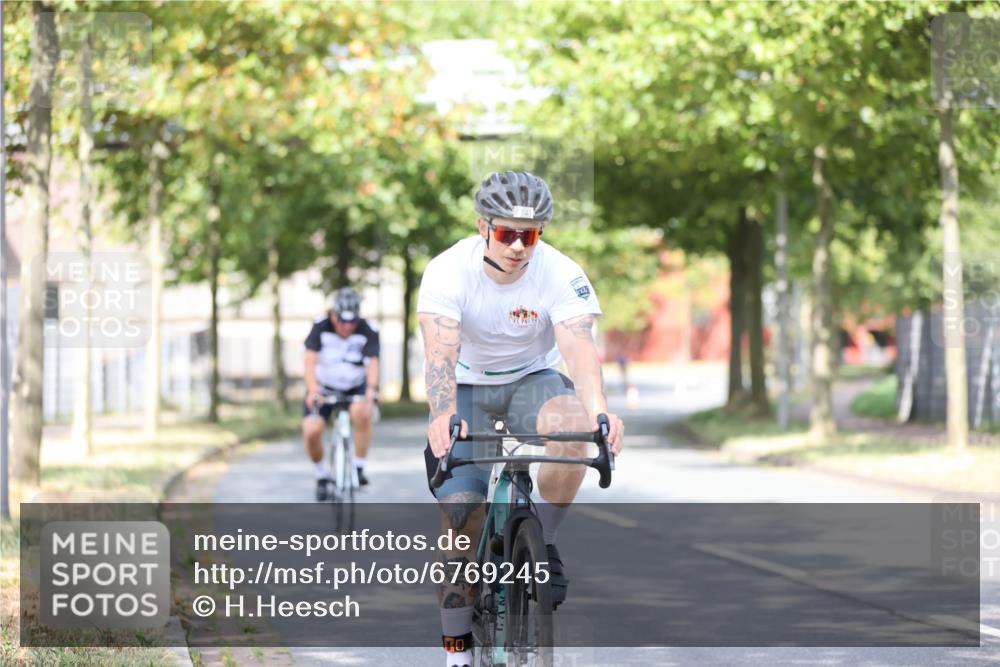 11.08.2024 - GEWOBA Citytriathlon Bremen H.Heesch http://msf.ph/oto/6769245 11.08.2024 10:42:35 Radfahren 12, 67, 68, 74, 88, 106 meine-sportfotos.de