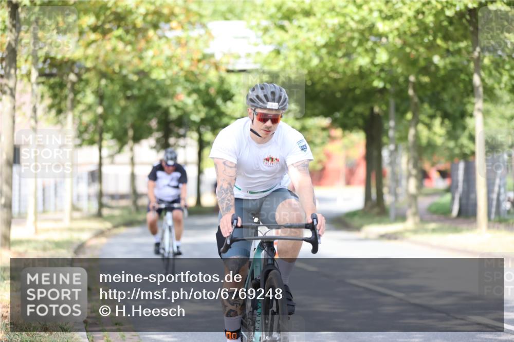 11.08.2024 - GEWOBA Citytriathlon Bremen H.Heesch http://msf.ph/oto/6769248 11.08.2024 10:42:35 Radfahren 12, 67, 68, 74, 88, 106 meine-sportfotos.de