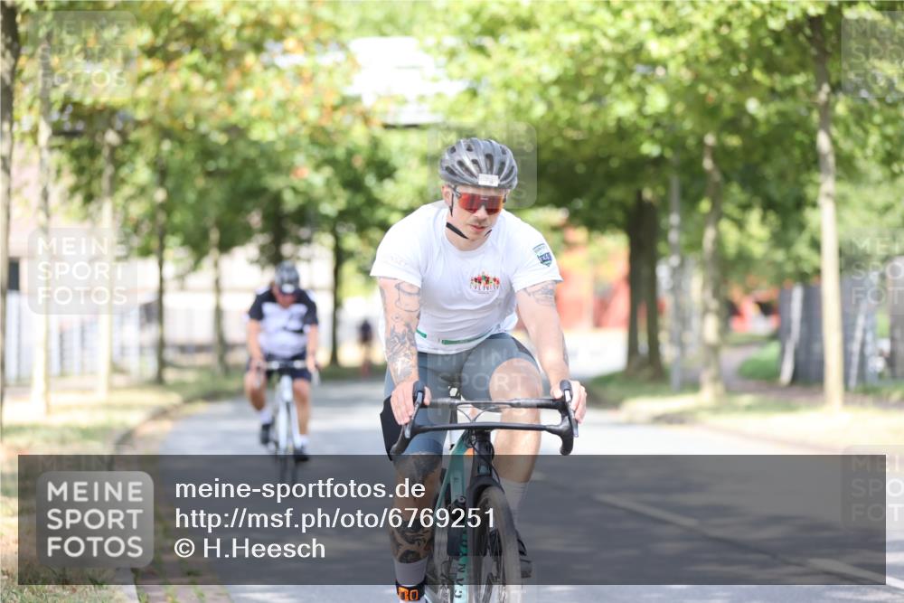 11.08.2024 - GEWOBA Citytriathlon Bremen H.Heesch http://msf.ph/oto/6769251 11.08.2024 10:42:35 Radfahren 12, 67, 68, 74, 88, 106 meine-sportfotos.de
