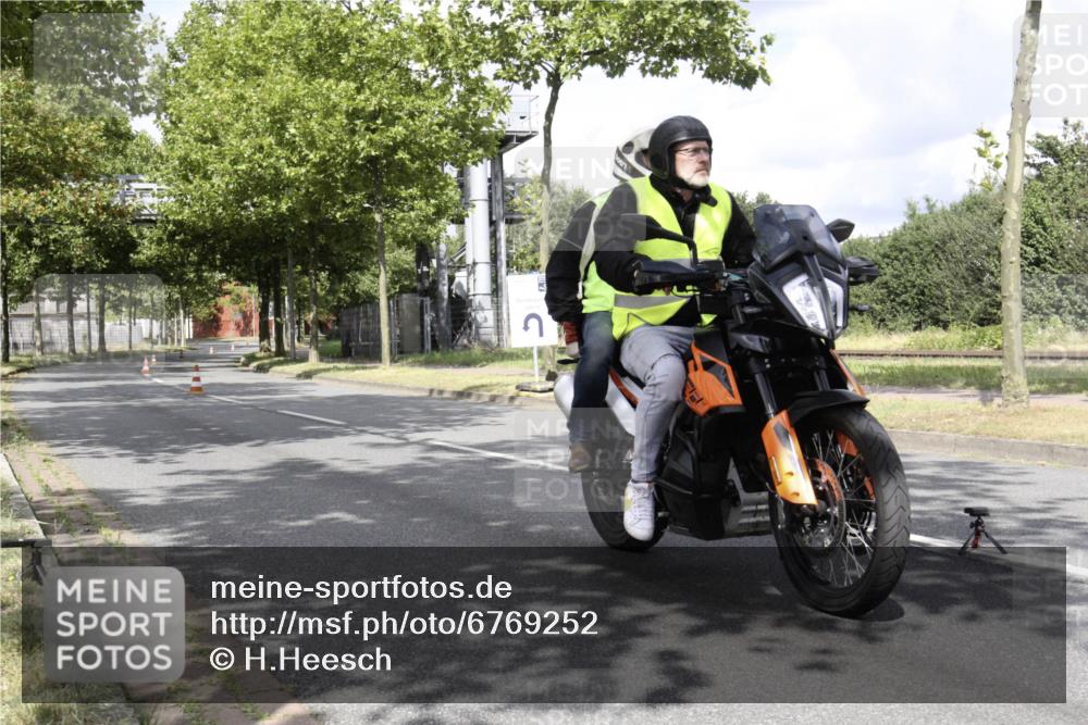 11.08.2024 - GEWOBA Citytriathlon Bremen H.Heesch http://msf.ph/oto/6769252 11.08.2024 11:36:53 Radfahren 794 meine-sportfotos.de