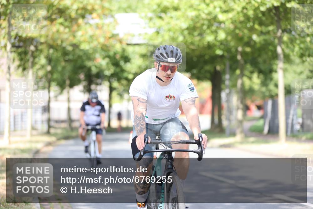 11.08.2024 - GEWOBA Citytriathlon Bremen H.Heesch http://msf.ph/oto/6769255 11.08.2024 10:42:35 Radfahren 12, 67, 68, 74, 88, 106 meine-sportfotos.de