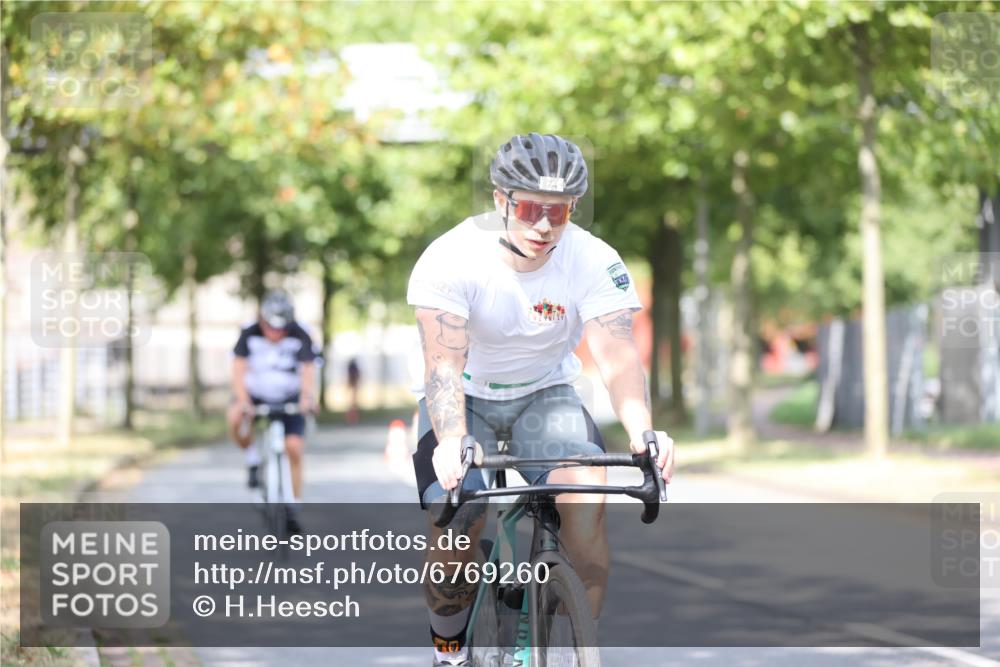 11.08.2024 - GEWOBA Citytriathlon Bremen H.Heesch http://msf.ph/oto/6769260 11.08.2024 10:42:35 Radfahren 12, 67, 68, 74, 88, 106 meine-sportfotos.de