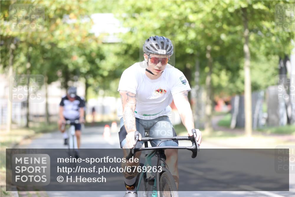 11.08.2024 - GEWOBA Citytriathlon Bremen H.Heesch http://msf.ph/oto/6769263 11.08.2024 10:42:35 Radfahren 12, 67, 68, 74, 88, 106 meine-sportfotos.de