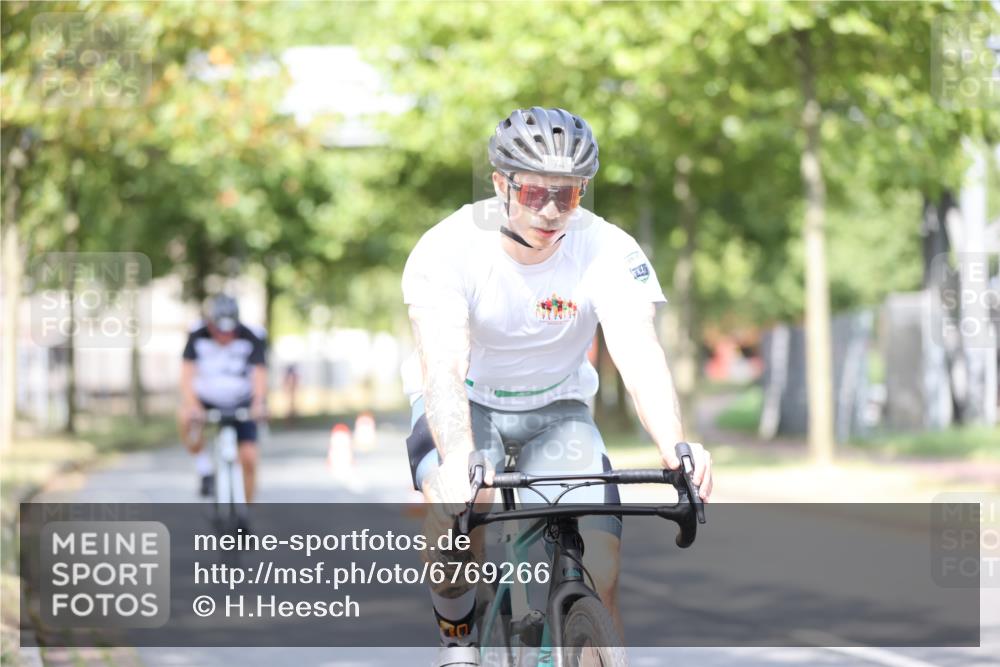 11.08.2024 - GEWOBA Citytriathlon Bremen H.Heesch http://msf.ph/oto/6769266 11.08.2024 10:42:35 Radfahren 12, 67, 68, 74, 88, 106 meine-sportfotos.de