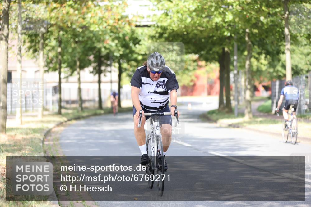 11.08.2024 - GEWOBA Citytriathlon Bremen H.Heesch http://msf.ph/oto/6769271 11.08.2024 10:42:36 Radfahren 12, 67, 68, 74, 88, 106 meine-sportfotos.de