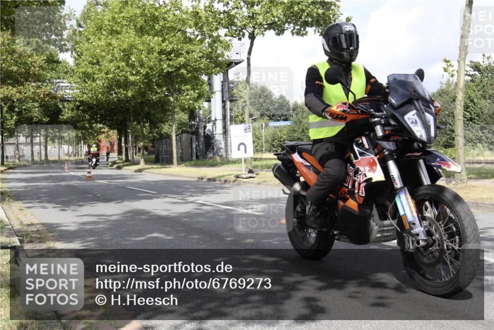 11.08.2024 - GEWOBA Citytriathlon Bremen H.Heesch http://msf.ph/oto/6769273 11.08.2024 11:38:03 Radfahren 751, 804 meine-sportfotos.de