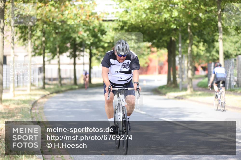 11.08.2024 - GEWOBA Citytriathlon Bremen H.Heesch http://msf.ph/oto/6769274 11.08.2024 10:42:36 Radfahren 12, 67, 68, 74, 88, 106 meine-sportfotos.de