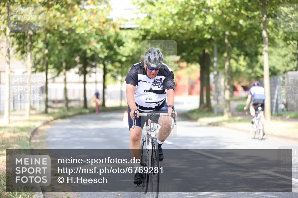 11.08.2024 - GEWOBA Citytriathlon Bremen H.Heesch http://msf.ph/oto/6769281 11.08.2024 10:42:36 Radfahren 12, 67, 68, 74, 88, 106 meine-sportfotos.de