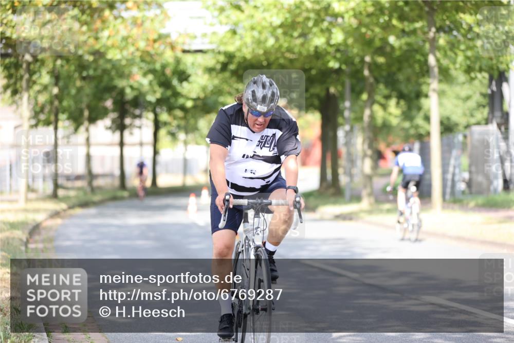 11.08.2024 - GEWOBA Citytriathlon Bremen H.Heesch http://msf.ph/oto/6769287 11.08.2024 10:42:36 Radfahren 12, 67, 68, 74, 88, 106 meine-sportfotos.de