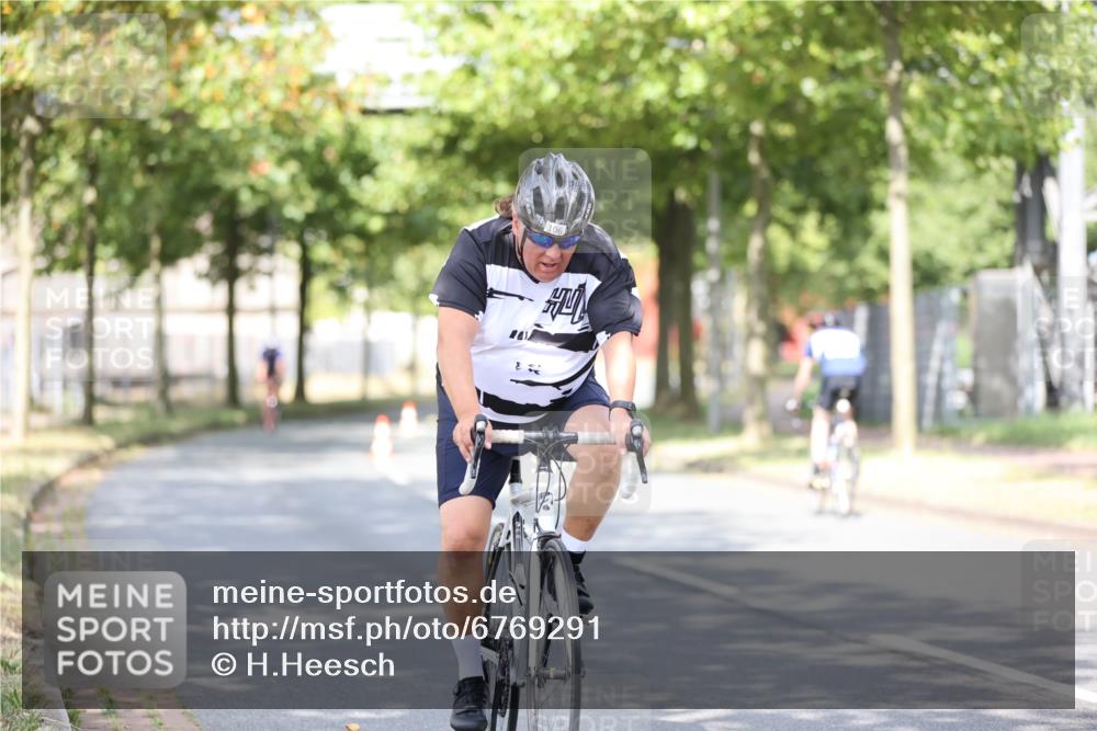 11.08.2024 - GEWOBA Citytriathlon Bremen H.Heesch http://msf.ph/oto/6769291 11.08.2024 10:42:36 Radfahren 12, 67, 68, 74, 88, 106 meine-sportfotos.de