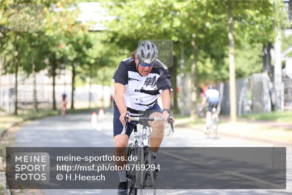 11.08.2024 - GEWOBA Citytriathlon Bremen H.Heesch http://msf.ph/oto/6769294 11.08.2024 10:42:36 Radfahren 12, 67, 68, 74, 88, 106 meine-sportfotos.de