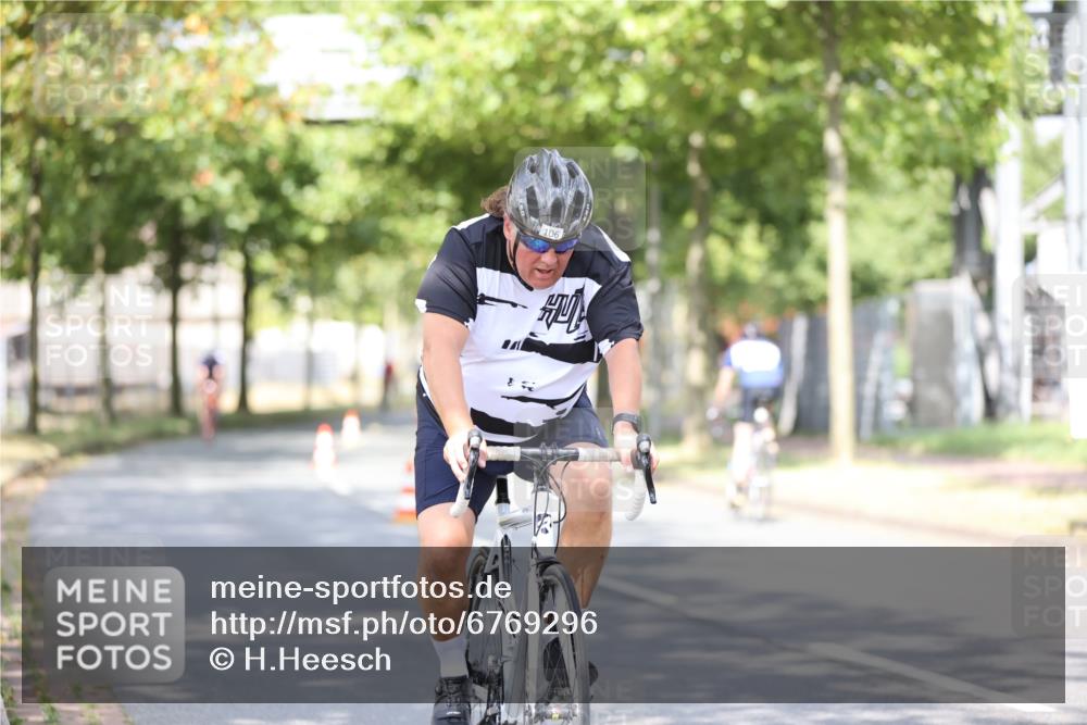 11.08.2024 - GEWOBA Citytriathlon Bremen H.Heesch http://msf.ph/oto/6769296 11.08.2024 10:42:36 Radfahren 12, 67, 68, 74, 88, 106 meine-sportfotos.de