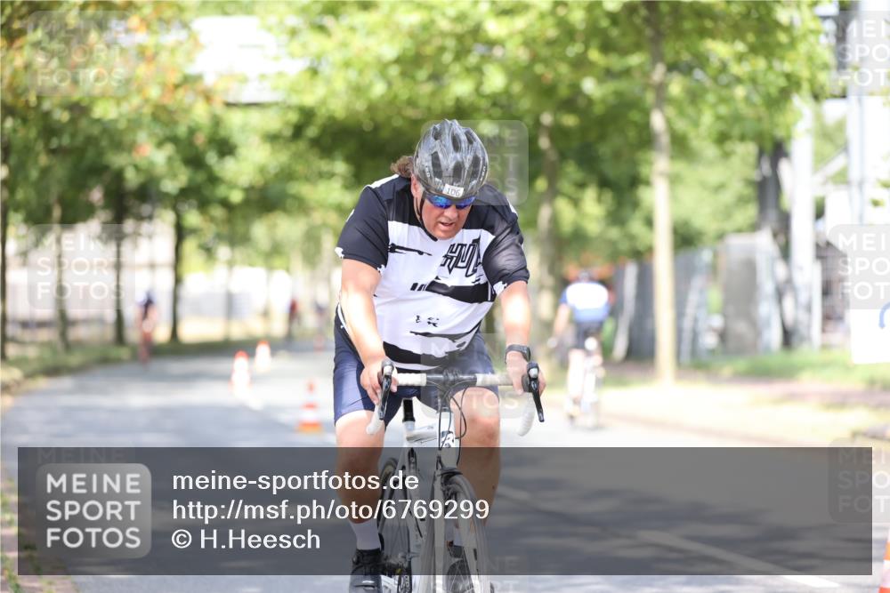 11.08.2024 - GEWOBA Citytriathlon Bremen H.Heesch http://msf.ph/oto/6769299 11.08.2024 10:42:37 Radfahren 12, 67, 68, 74, 88, 106 meine-sportfotos.de