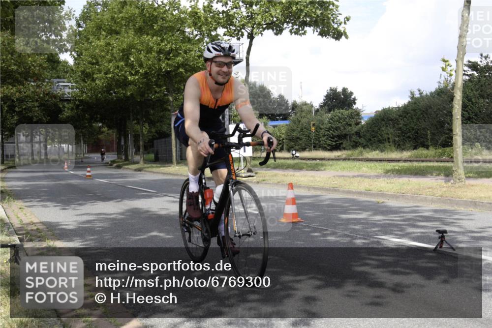 11.08.2024 - GEWOBA Citytriathlon Bremen H.Heesch http://msf.ph/oto/6769300 11.08.2024 11:39:05 Radfahren 821 meine-sportfotos.de
