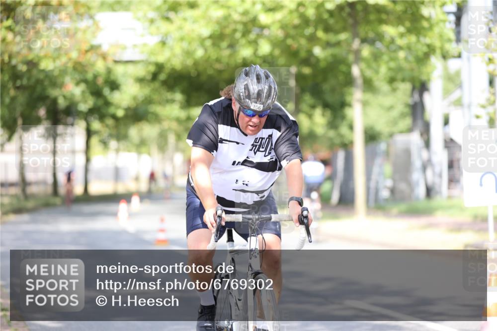 11.08.2024 - GEWOBA Citytriathlon Bremen H.Heesch http://msf.ph/oto/6769302 11.08.2024 10:42:37 Radfahren 12, 67, 68, 74, 88, 106 meine-sportfotos.de