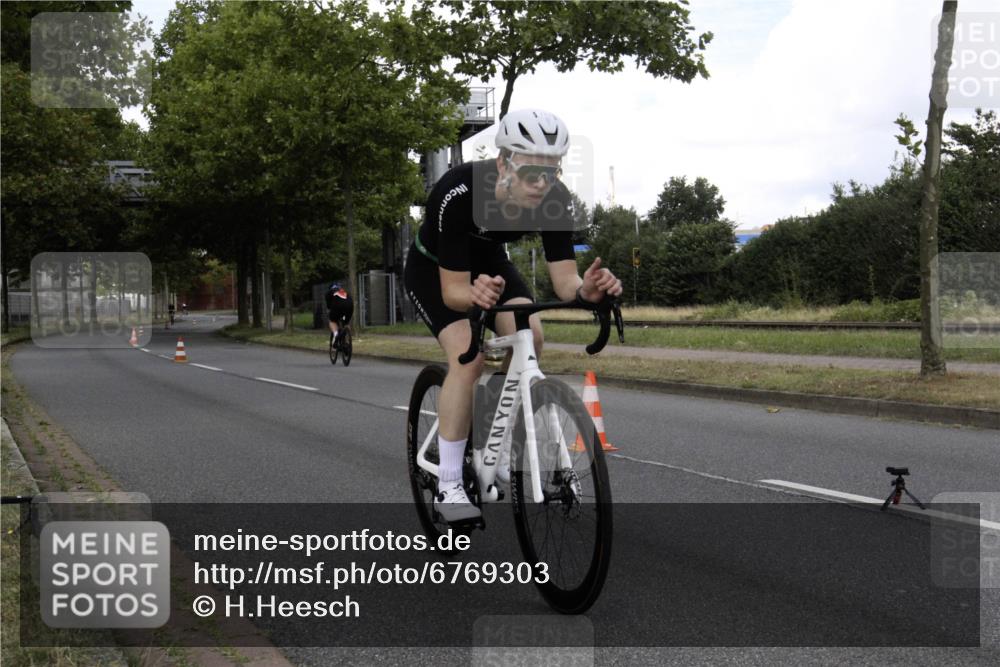 11.08.2024 - GEWOBA Citytriathlon Bremen H.Heesch http://msf.ph/oto/6769303 11.08.2024 11:39:29 Radfahren 782, 823 meine-sportfotos.de