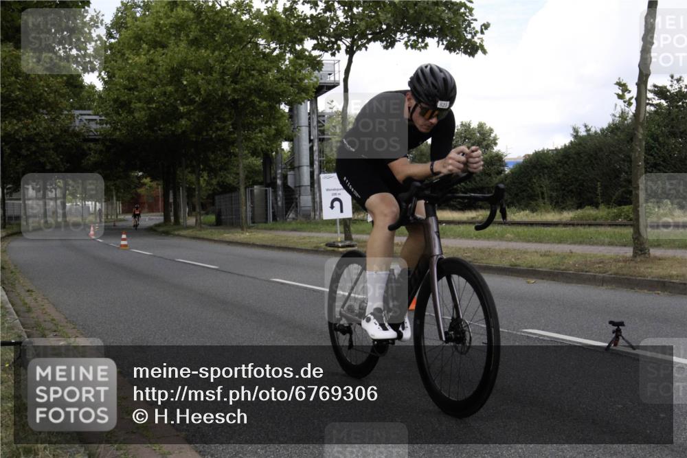 11.08.2024 - GEWOBA Citytriathlon Bremen H.Heesch http://msf.ph/oto/6769306 11.08.2024 11:39:38 Radfahren 782, 823 meine-sportfotos.de