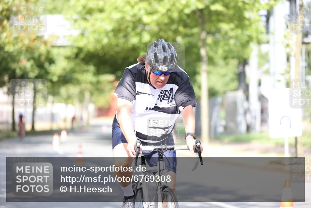 11.08.2024 - GEWOBA Citytriathlon Bremen H.Heesch http://msf.ph/oto/6769308 11.08.2024 10:42:37 Radfahren 12, 67, 68, 74, 88, 106 meine-sportfotos.de