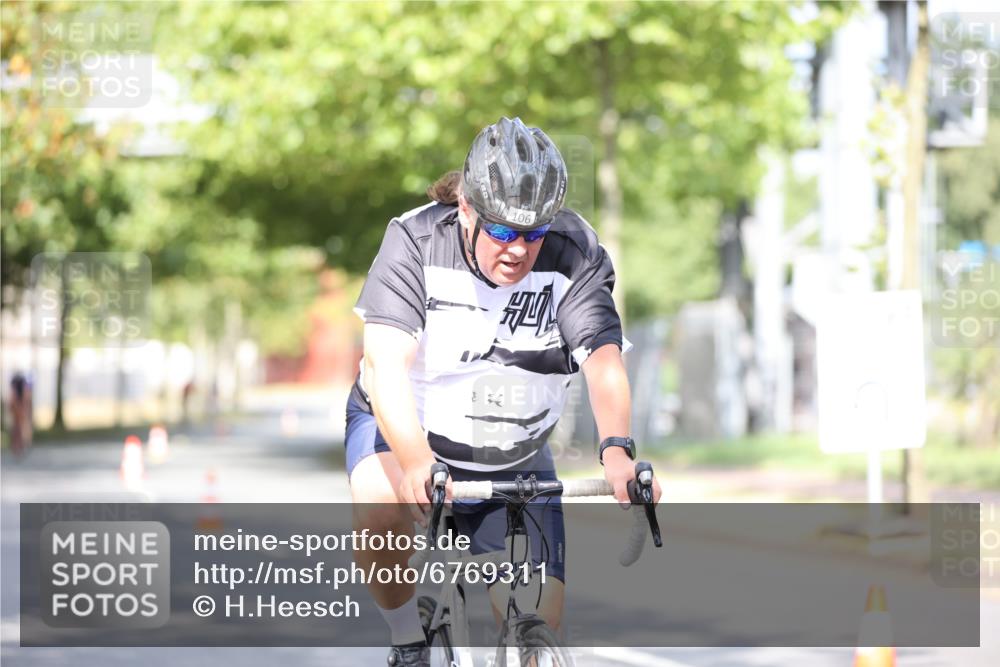 11.08.2024 - GEWOBA Citytriathlon Bremen H.Heesch http://msf.ph/oto/6769311 11.08.2024 10:42:37 Radfahren 12, 67, 68, 74, 88, 106 meine-sportfotos.de