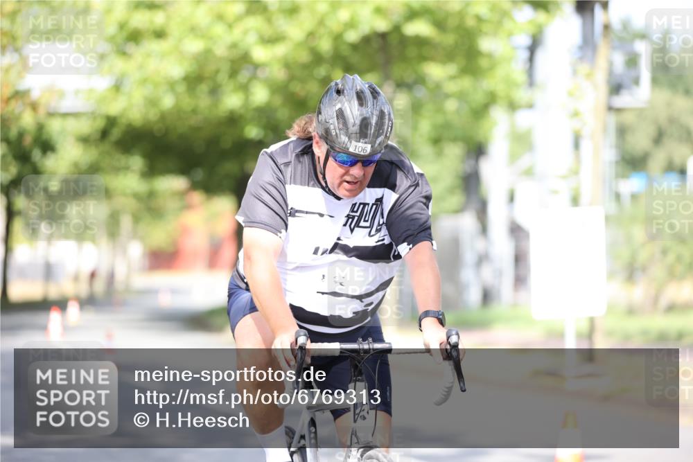 11.08.2024 - GEWOBA Citytriathlon Bremen H.Heesch http://msf.ph/oto/6769313 11.08.2024 10:42:37 Radfahren 12, 67, 68, 74, 88, 106 meine-sportfotos.de