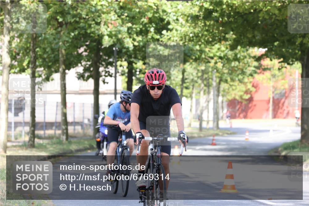 11.08.2024 - GEWOBA Citytriathlon Bremen H.Heesch http://msf.ph/oto/6769314 11.08.2024 10:27:48 Radfahren 100, 115 meine-sportfotos.de
