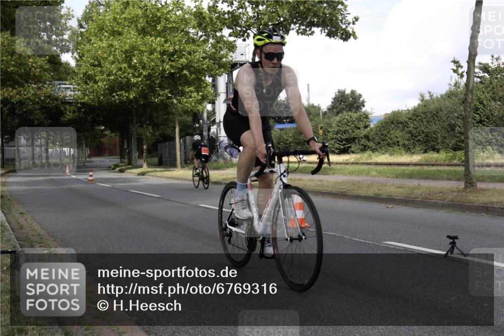 11.08.2024 - GEWOBA Citytriathlon Bremen H.Heesch http://msf.ph/oto/6769316 11.08.2024 11:39:58 Radfahren 744, 807, 820, 878 meine-sportfotos.de