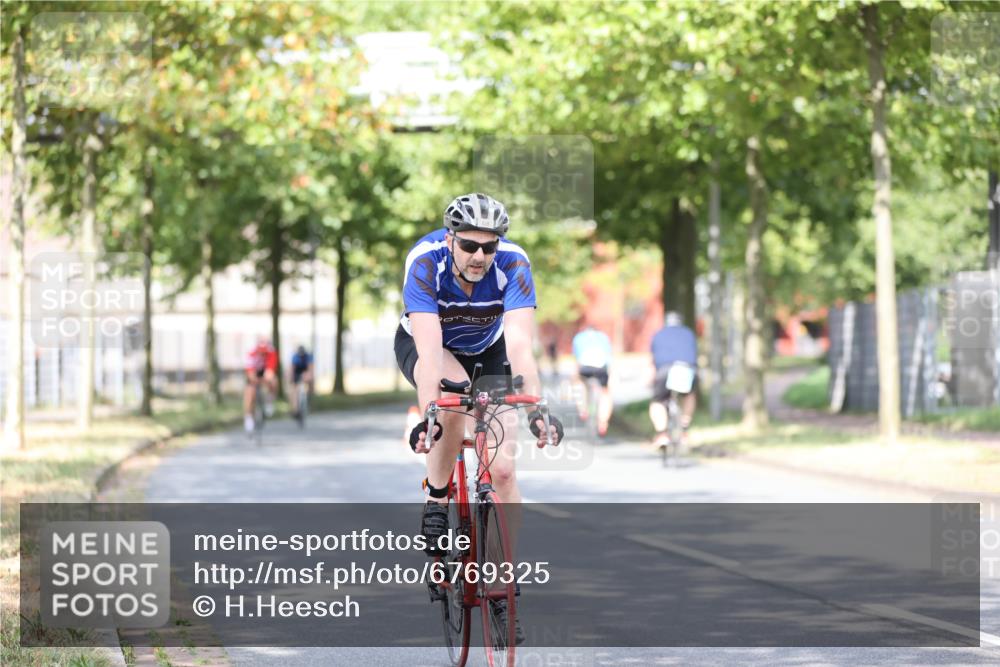 11.08.2024 - GEWOBA Citytriathlon Bremen H.Heesch http://msf.ph/oto/6769325 11.08.2024 10:42:42 Radfahren 12, 18, 67, 68, 70, 74, 88, 106 meine-sportfotos.de