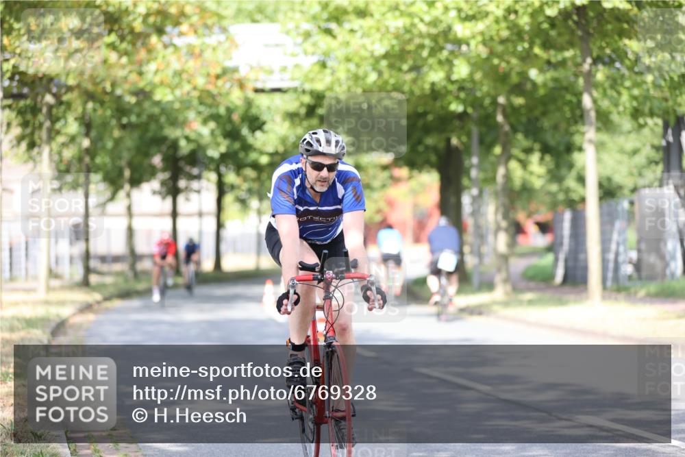 11.08.2024 - GEWOBA Citytriathlon Bremen H.Heesch http://msf.ph/oto/6769328 11.08.2024 10:42:42 Radfahren 12, 18, 67, 68, 70, 74, 88, 106 meine-sportfotos.de