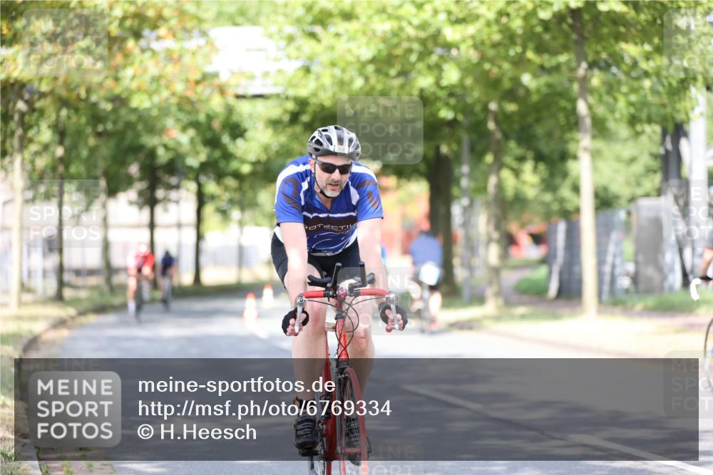 11.08.2024 - GEWOBA Citytriathlon Bremen H.Heesch http://msf.ph/oto/6769334 11.08.2024 10:42:42 Radfahren 12, 18, 67, 68, 70, 74, 88, 106 meine-sportfotos.de
